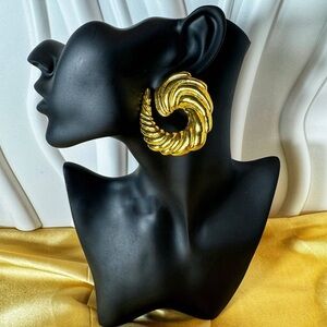 Elegant Gold Hoop Earrings